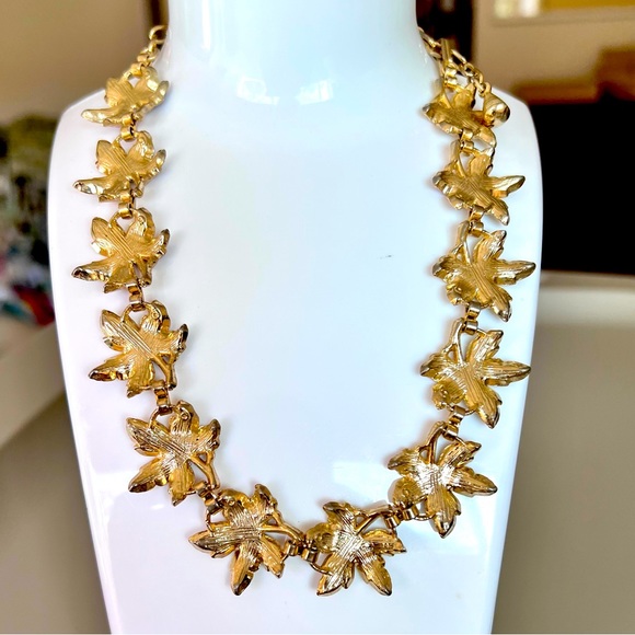 Vintage Leaf Necklace Choker Purple White Enamel Gold Tone Setting Unsigned - Picture 6 of 8